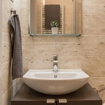 Pauzo Balaton アパートホテル Balatonföldvár