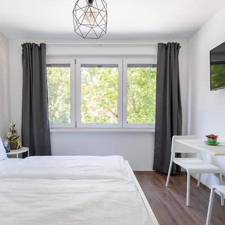 Pauzo Balaton מלון דירות 4*