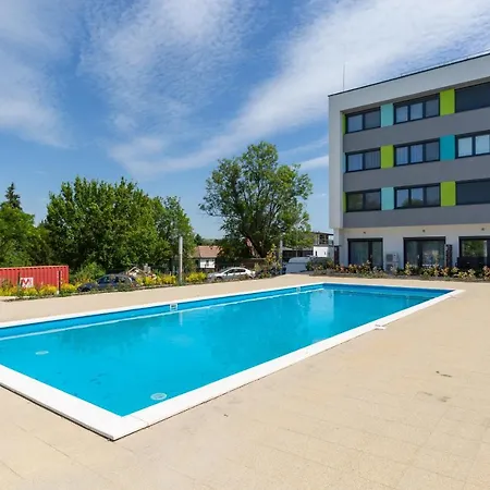 Pauzo Balaton アパートホテル