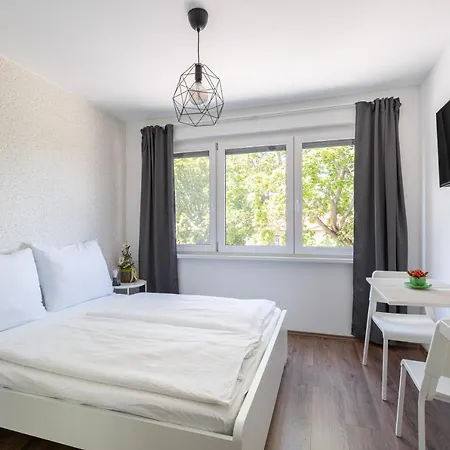 Pauzo Balaton アパートホテル Balatonföldvár