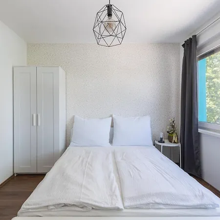 Pauzo Balaton מלון דירות 4*