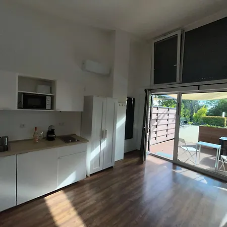 Pauzo Balaton アパートホテル Balatonföldvár