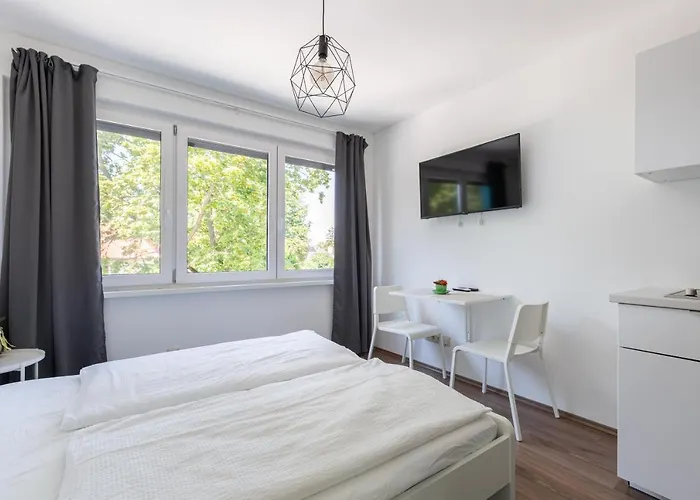 Pauzo Balaton מלון דירות 4*