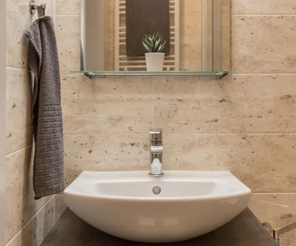 Pauzo Balaton מלון דירות Balatonföldvár