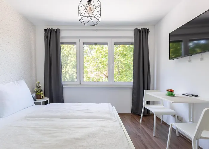 Pauzo Balaton מלון דירות 4*